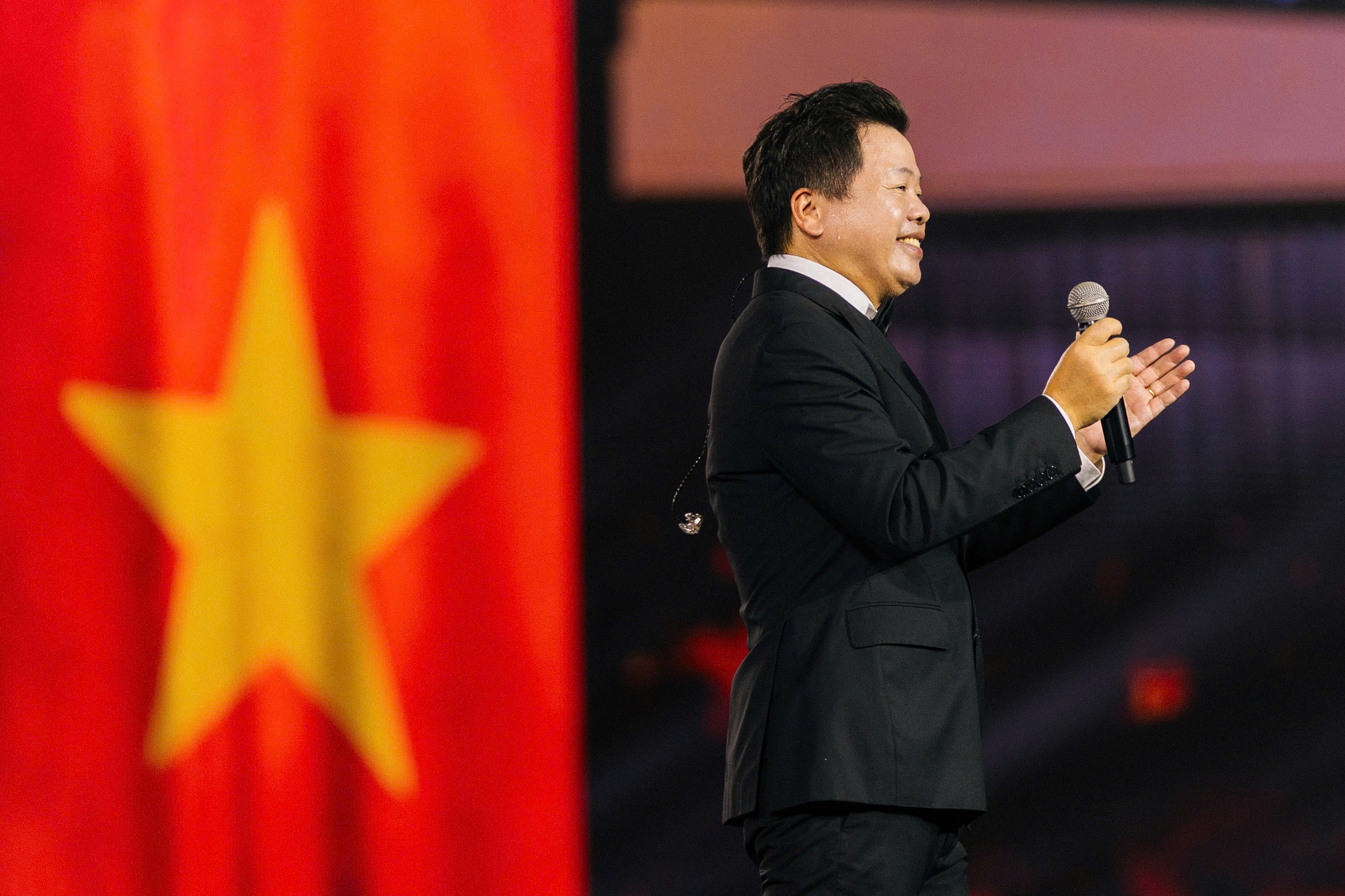NSƯT Đăng Dương biểu diễn chung với ca sĩ trẻ