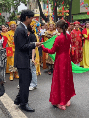 Hoàng Thuỳ Linh hướng dẫn Đen Vâu