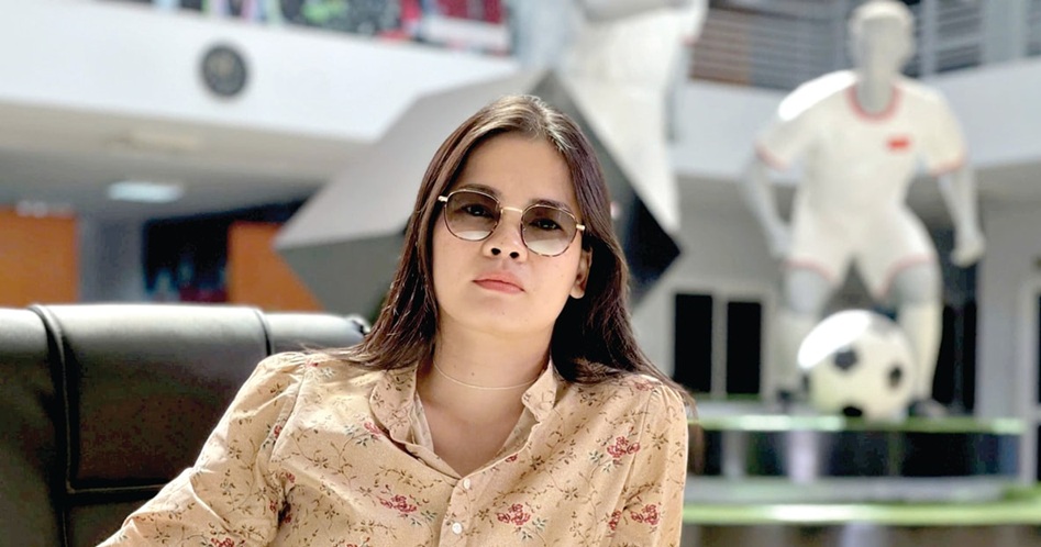 Nữ đạo diễn tập trung làm việc với nhân vật trong phim
