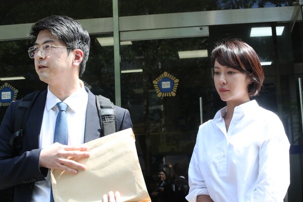 Hwang Jung Eum trong phiên tòa