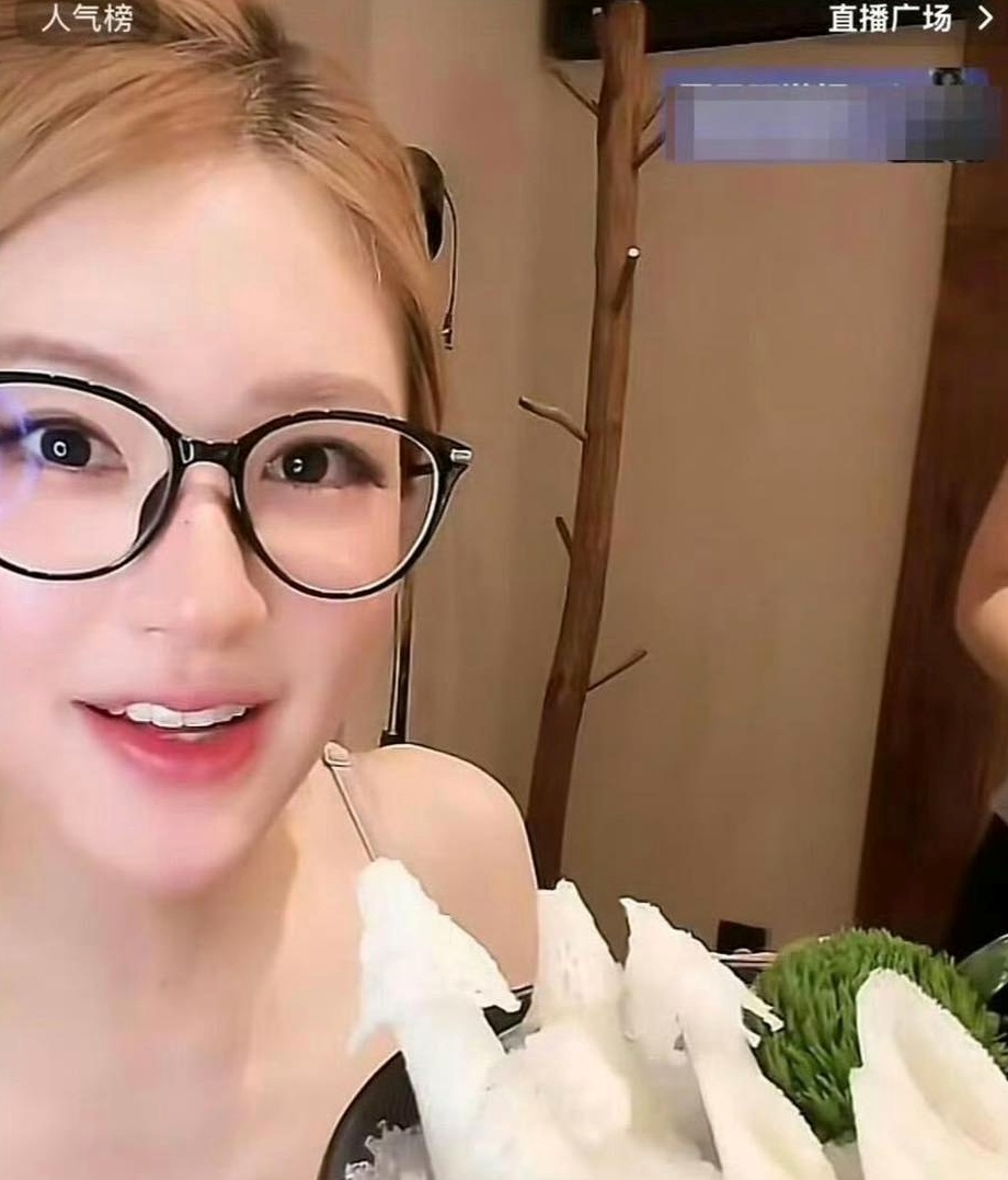 Triệu Lộ Tư nói bóng gió về vụ lùi xe của Ngu Thư Hân