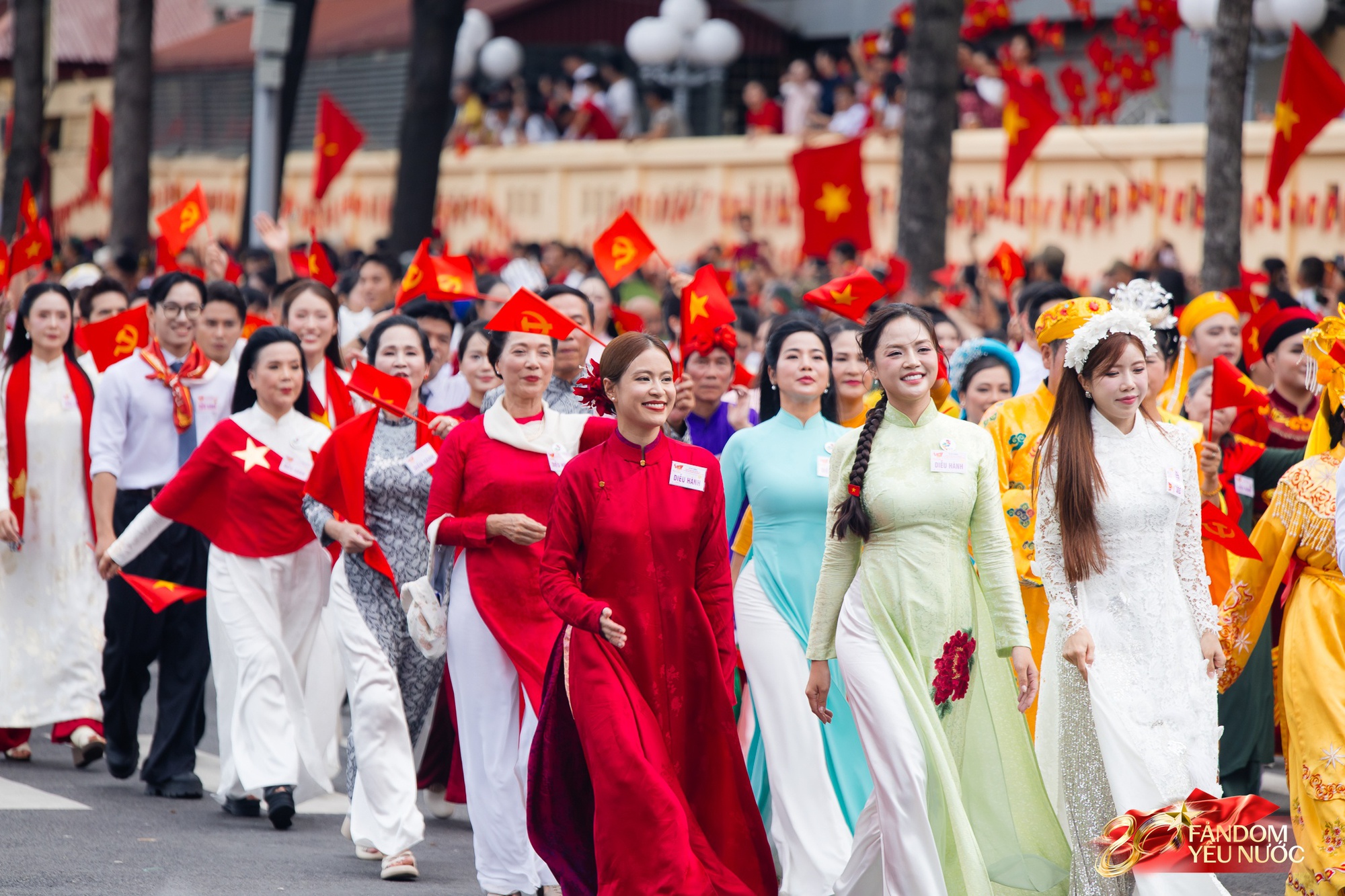 Hoàng Thuỳ Linh trong buổi diễu hành
