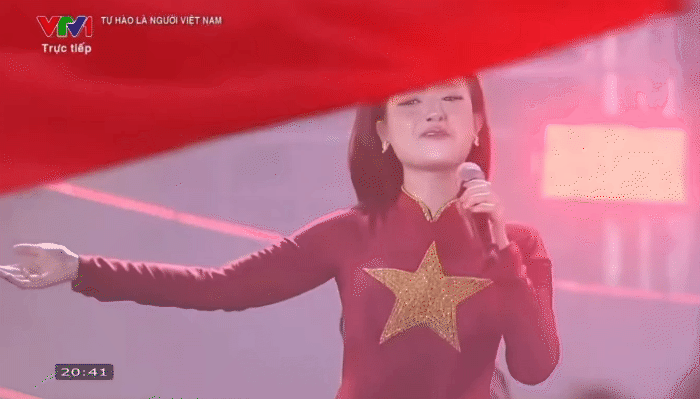 Dương Hoàng Yến biểu diễn