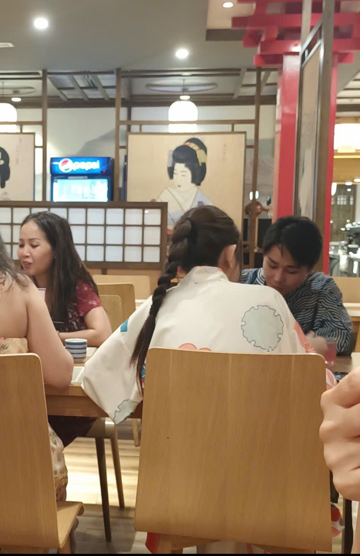 Cặp đôi ngồi ăn cùng gia đình đàng gái