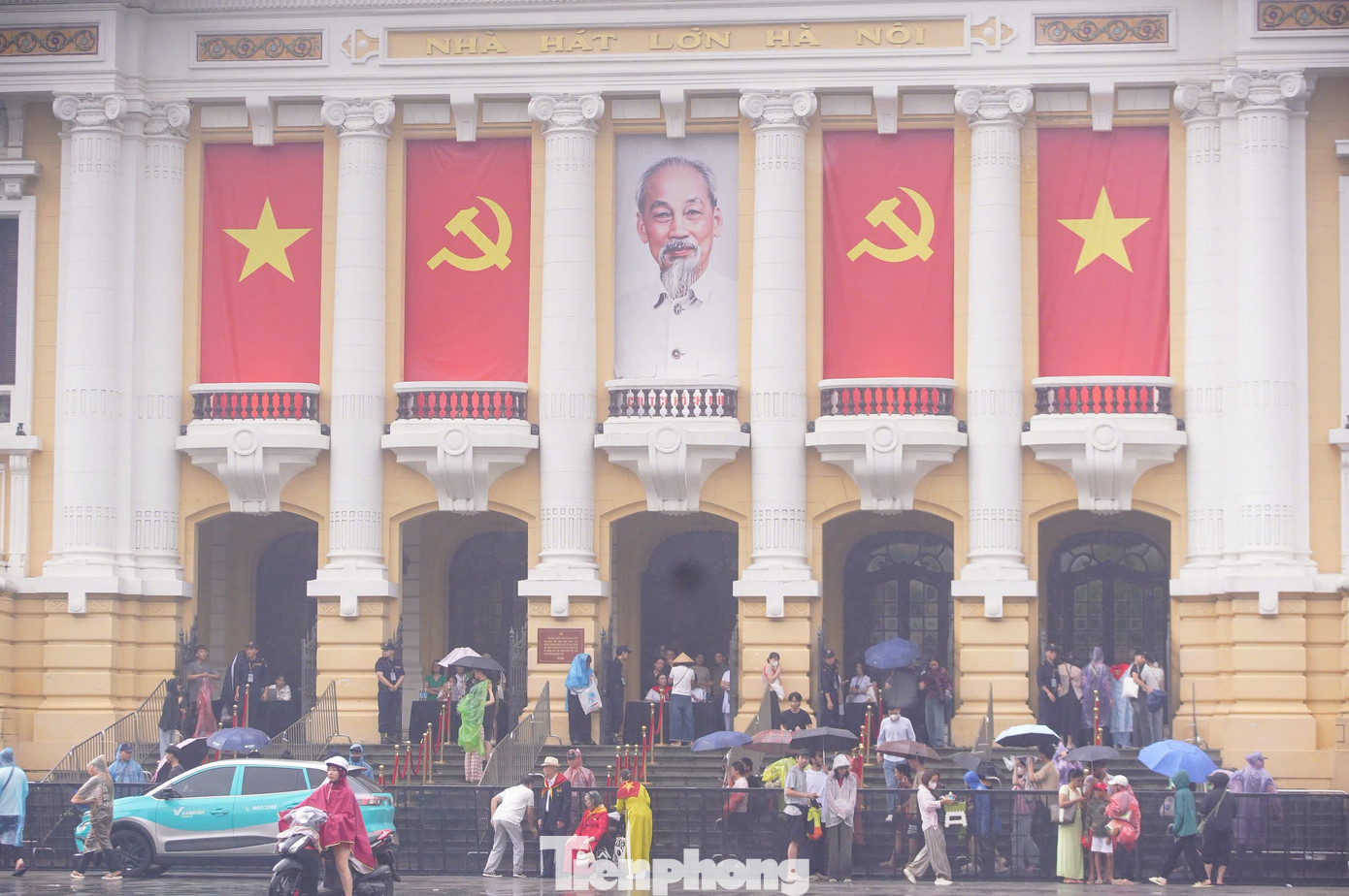 Ban tổ chức bố trí nhiều cổng phát vé và kiểm tra CCCD