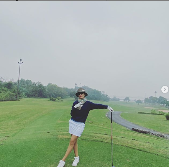 Phương Linh tập golf giữ dáng