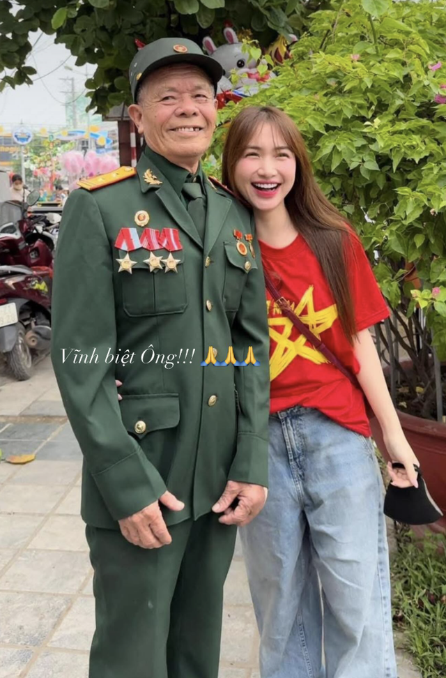 Hòa Minzy và ông nội tham dự Lễ kỷ niệm 70 năm Chiến thắng Điện Biên Phủ