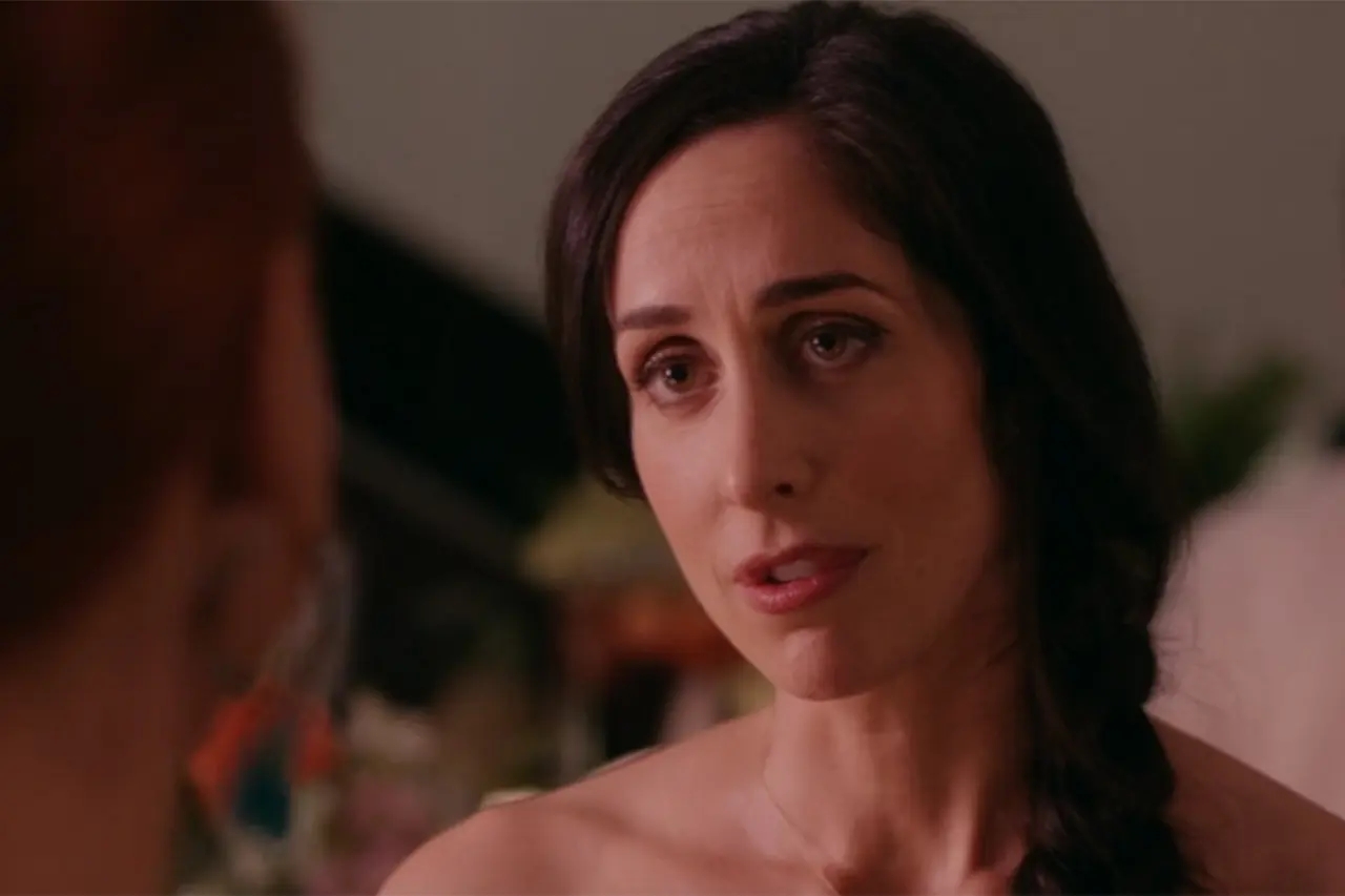 Catherine Reitman đảm nhận vai Kate Foster trong phim Workin's Mom.