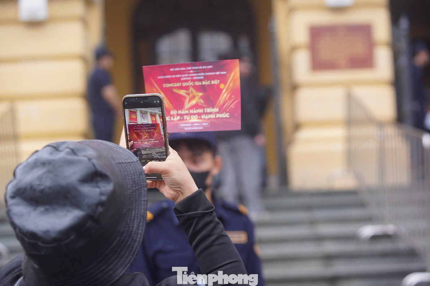 Check-in khoe vé trên mạng xã hội