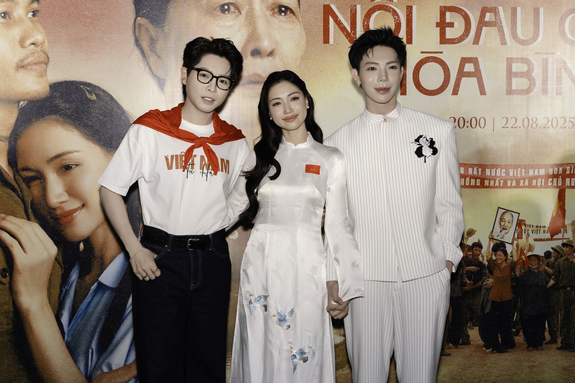 Gia đình Hoa Dâm Bụt bên Hòa Minzy