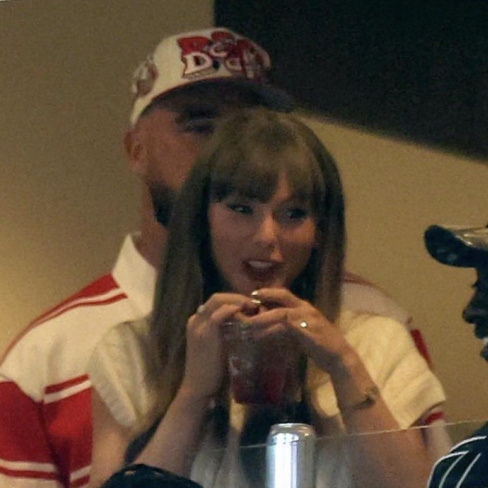 Taylor Swift với chiếc nhẫn kim cương to sáng chói