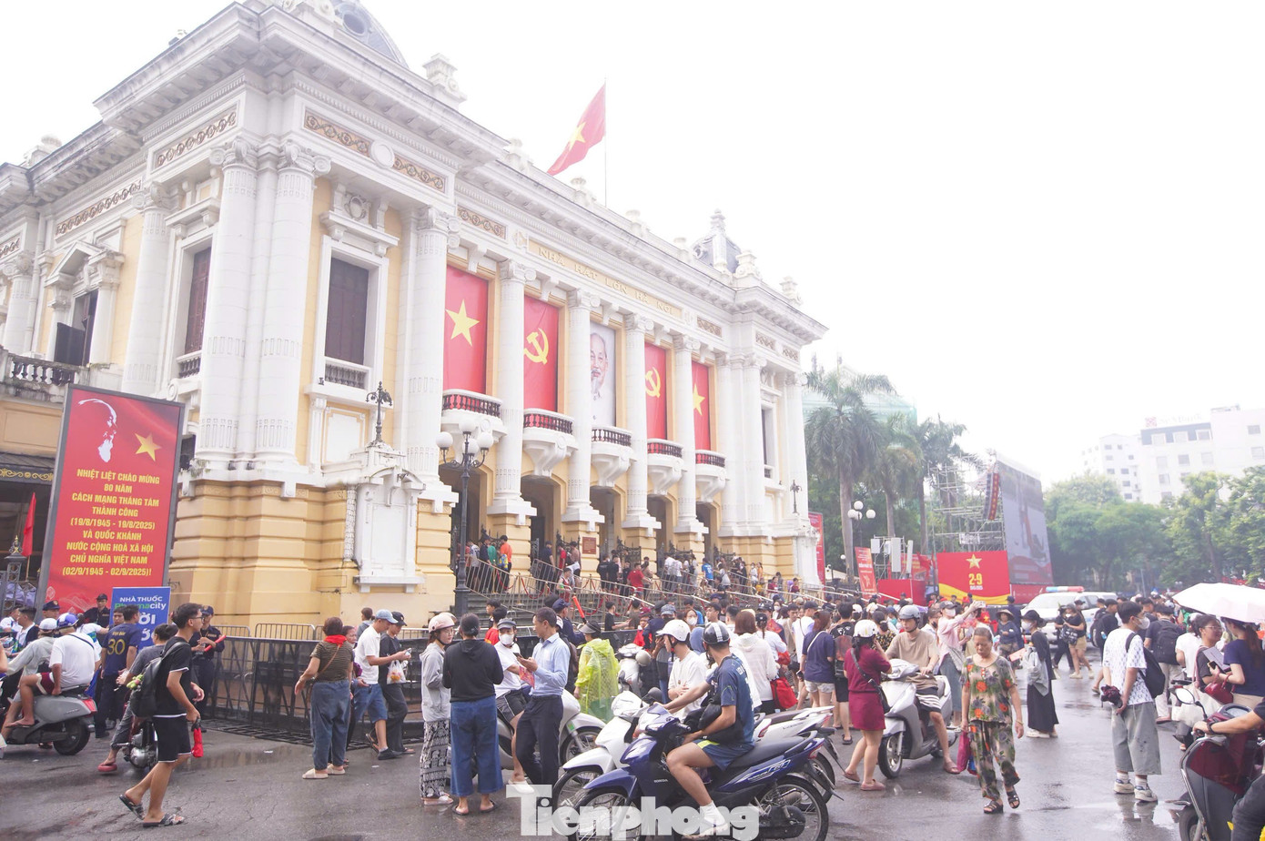 Người xếp hàng nhận vé xem concert tại Nhà hát Lớn