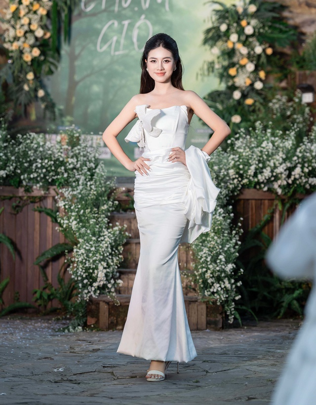 Người đẹp Lê Thu Hòa trên sàn catwalk