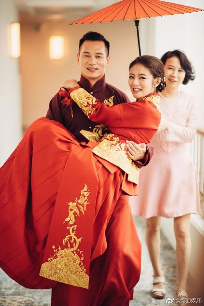 An Dĩ Hiên cùng chồng trong ngày cưới