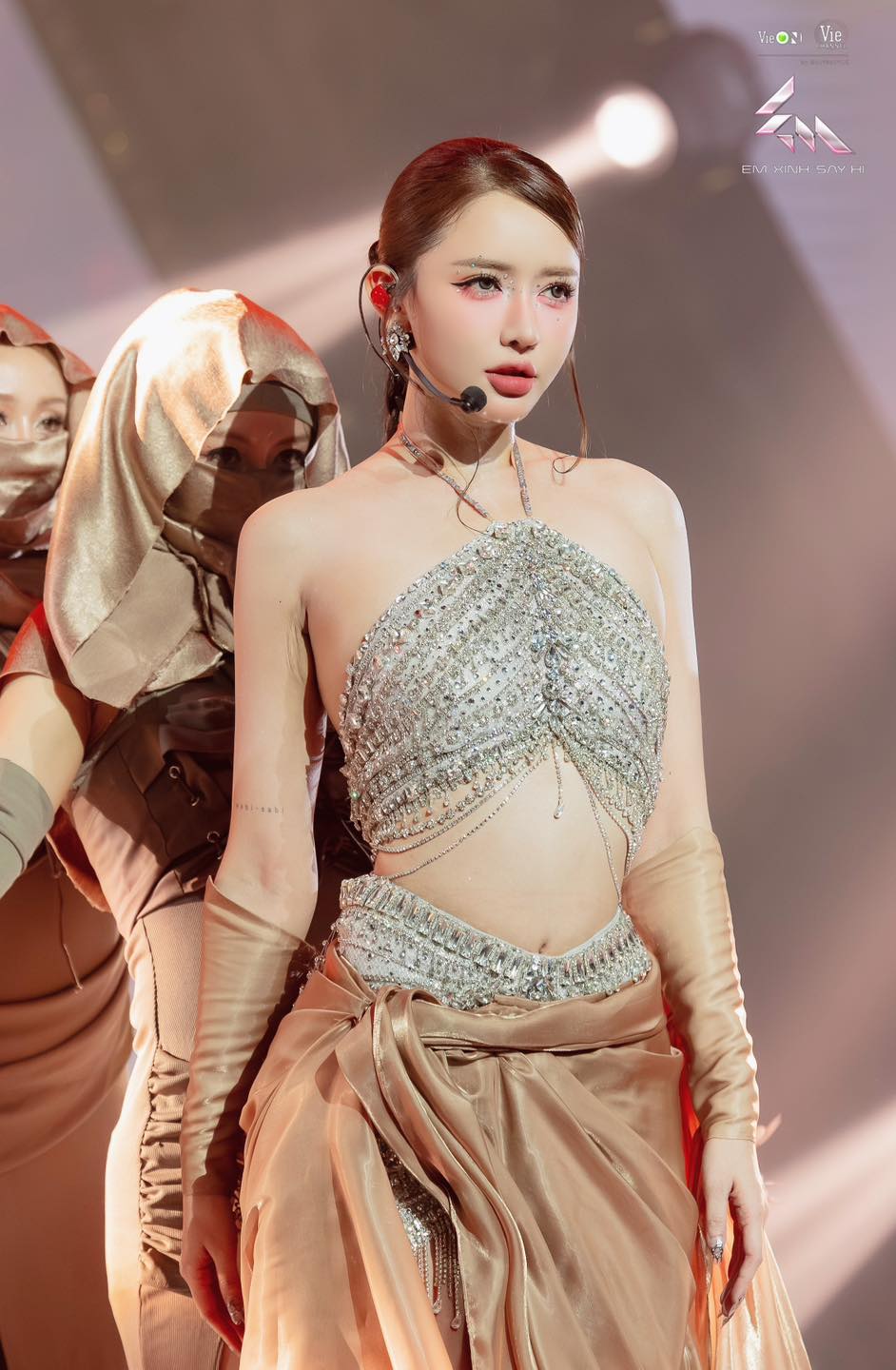 Bích Phương nhiều lần ngại ngùng khi bị đẩy thuyền