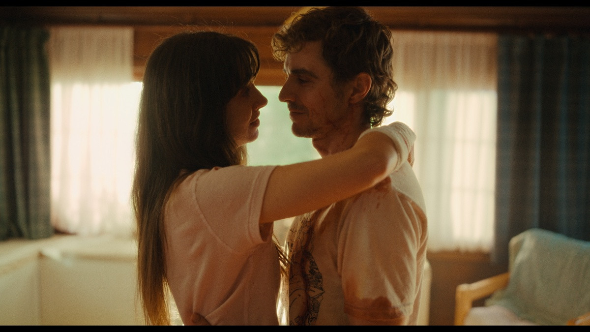 Bộ đôi diễn viên Alison Brie và Dave Franco hoàn toàn thuyết phục người xem với diễn xuất chân thật, ăn ý