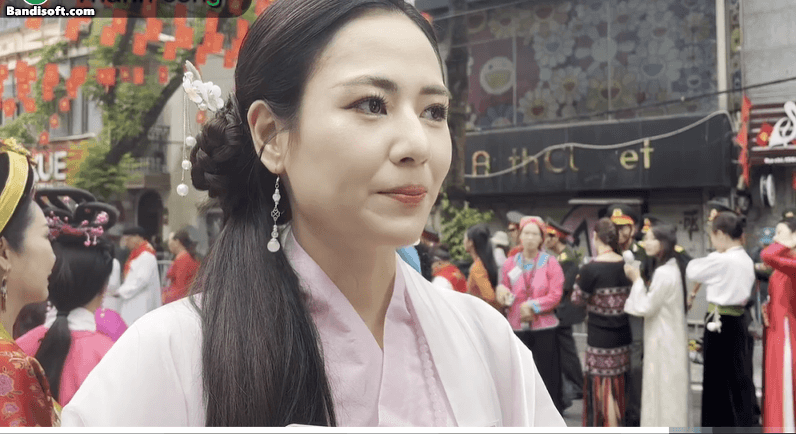 Việt Hoa đẹp tự nhiên khi quay cận mặt