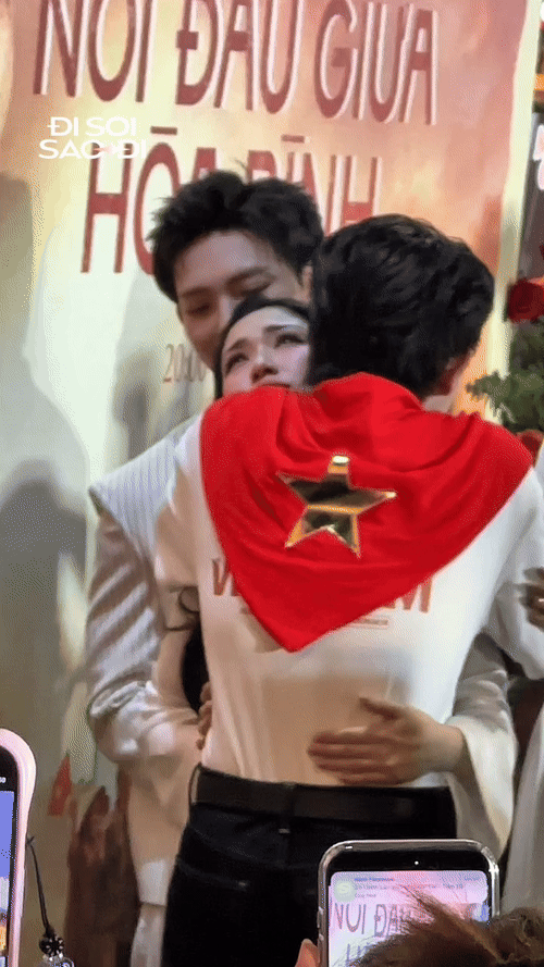 Hòa Minzy khóc sau khi được an ủi