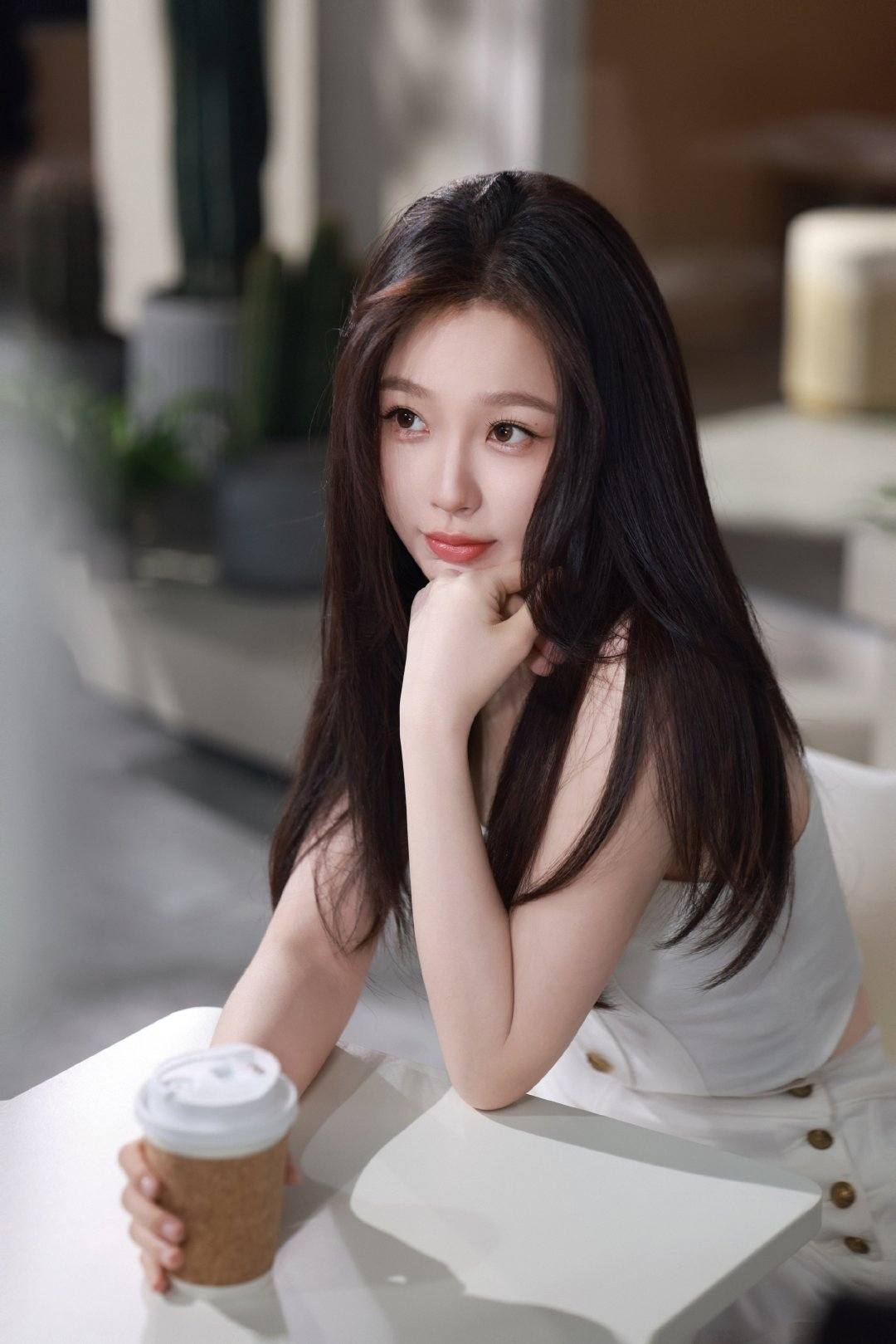 Fan hai bên tranh cãi gay gắt về phát ngôn của Triệu Lộ Tư