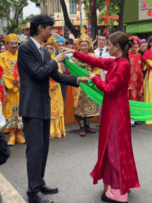 Tương tác dễ thương giữa Hoàng Thuỳ Linh và Đen Vâu