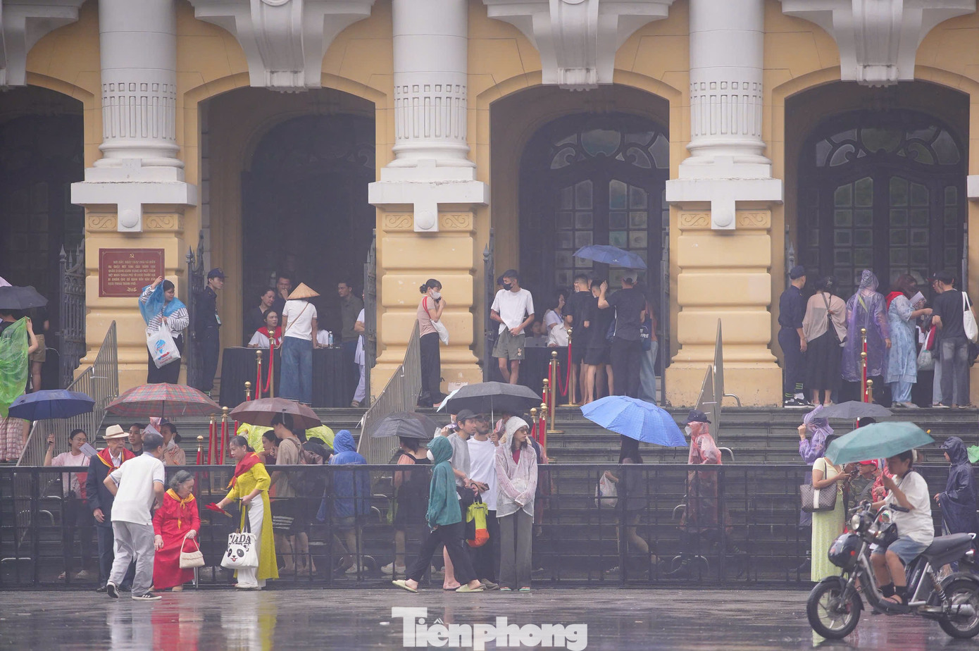 Trời mưa lớn ngay sát giờ phát vé