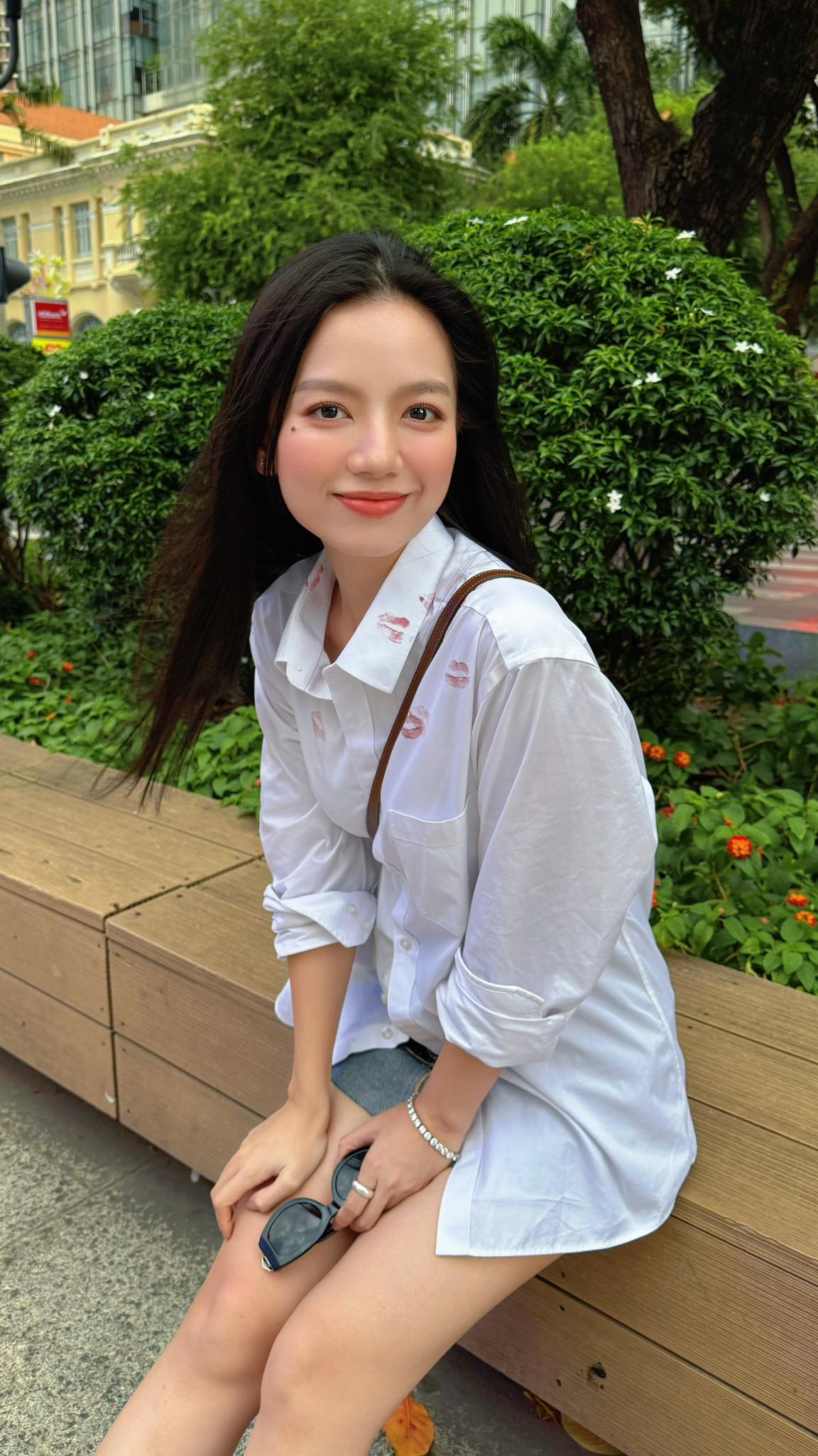 Visual giản dị nhưng ấn tượng của sao nữ phim Mưa Đỏ