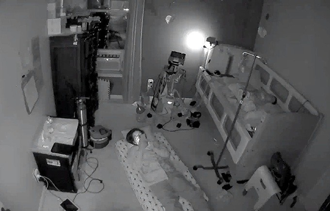 Những năm đầu, trong nhà nam ca sĩ lúc nào cũng có y tá riêng túc trực. Phòng con trai út bật camera 24/24 để người nhà giám sát, theo dõi tình trạng sức khỏe