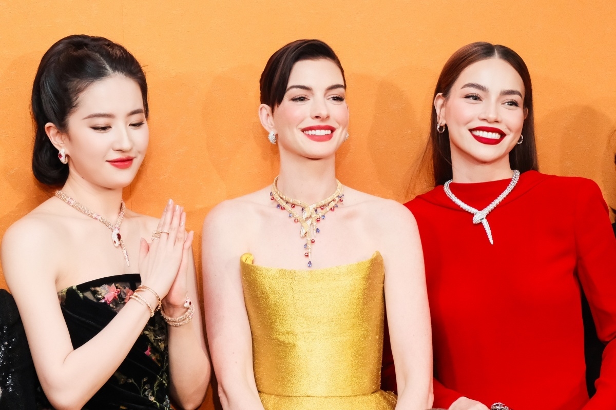 Visual gợi cảm và thần thái sang trọng giúp mỹ nhân Việt nổi bật bên 2 minh tinh
