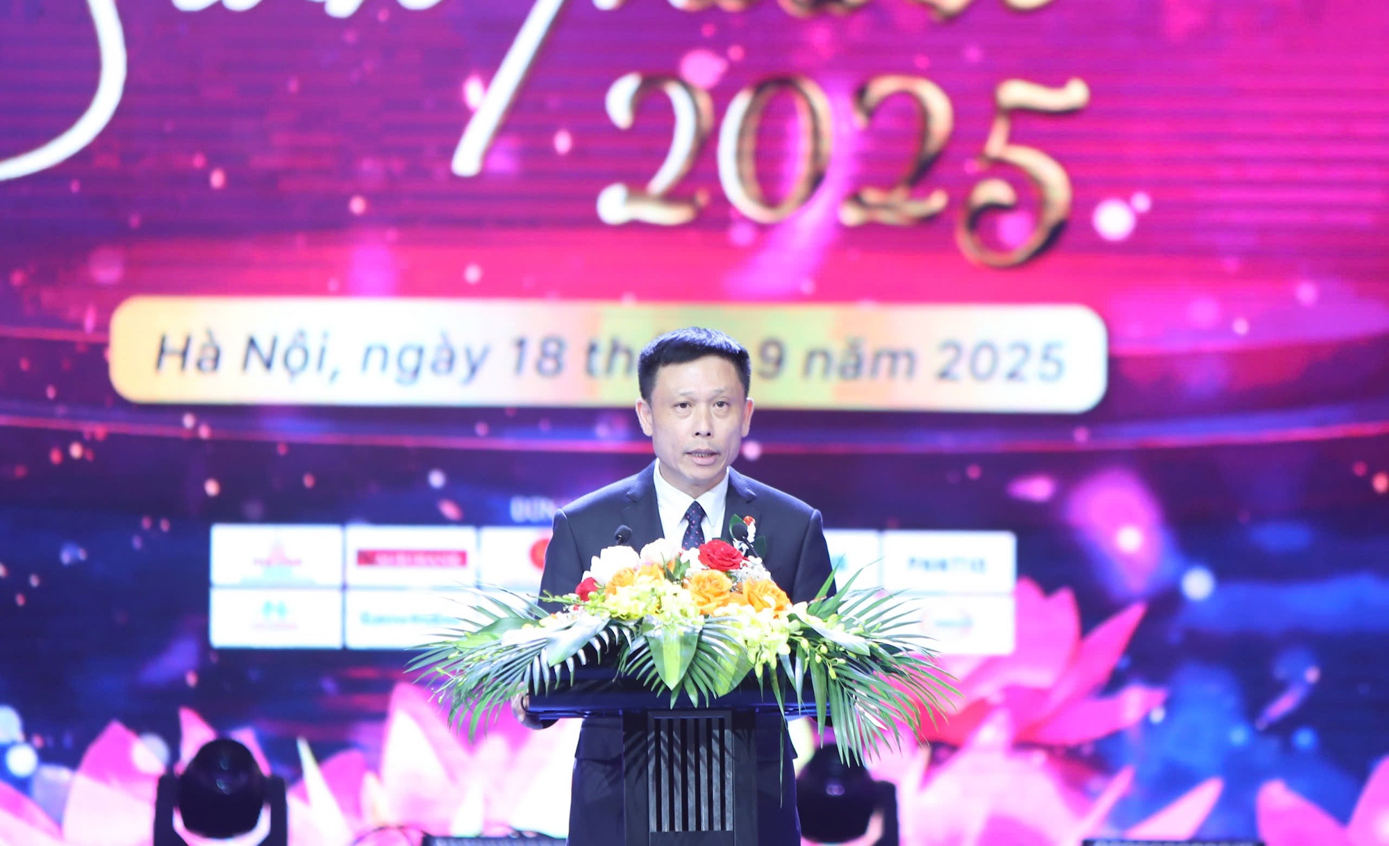 Ban tổ chức phát biểu tại sự kiện