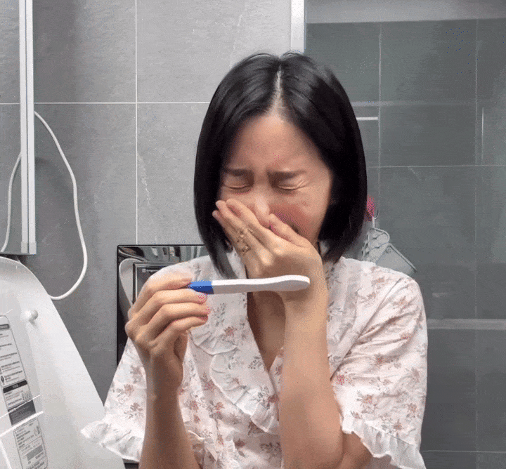 ChoA xúc động bật khóc