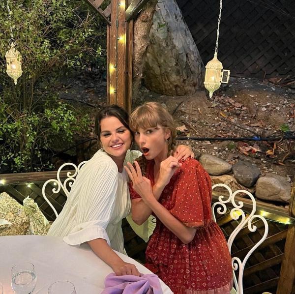 Taylor Swift trong lễ cưới Selena Gomez