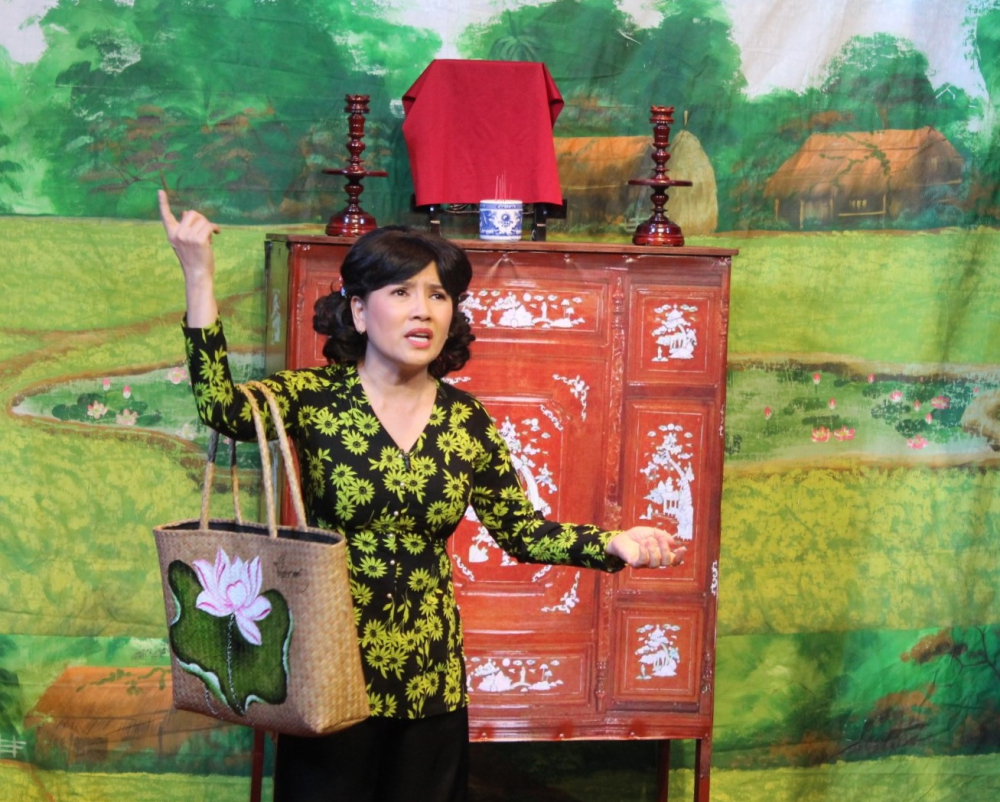 NSƯT Ngọc Trinh biểu diễn trên sân khấu kịch