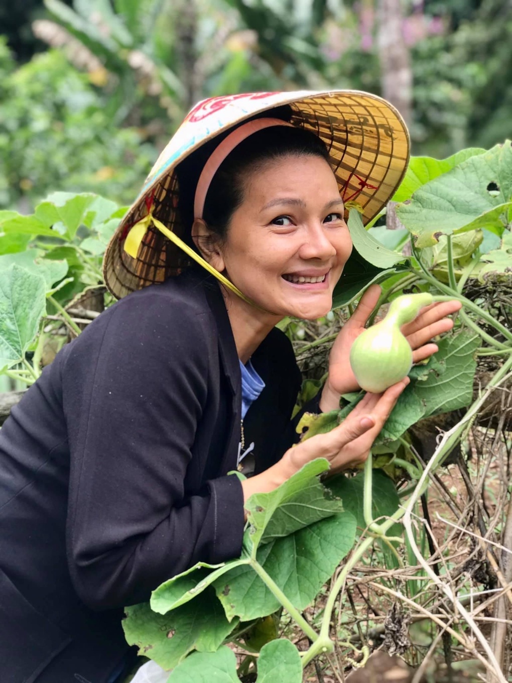 Kiều Trinh mặc trang phục gợi cảm