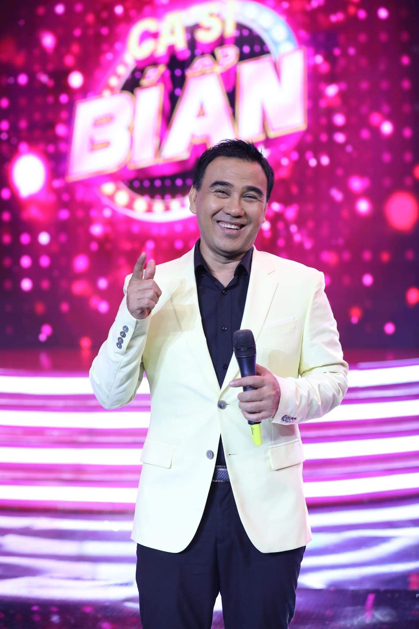 MC Quyền Linh trên sân khấu