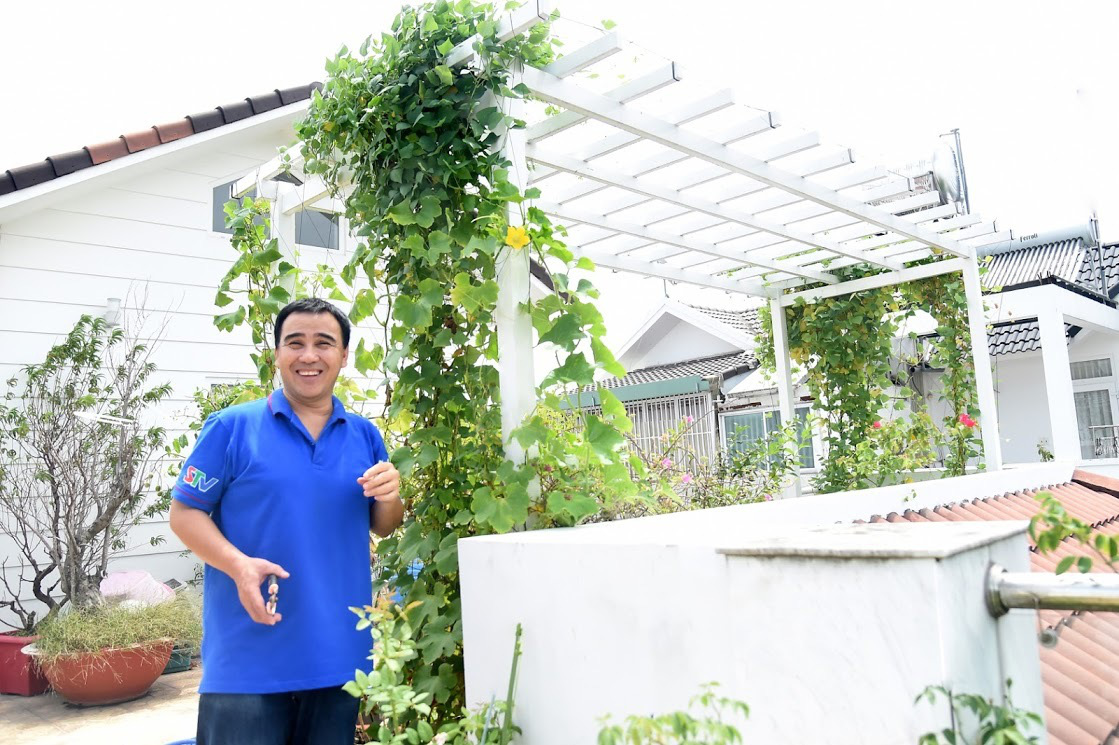 Vườn cây xanh tốt trong khuôn viên biệt thự