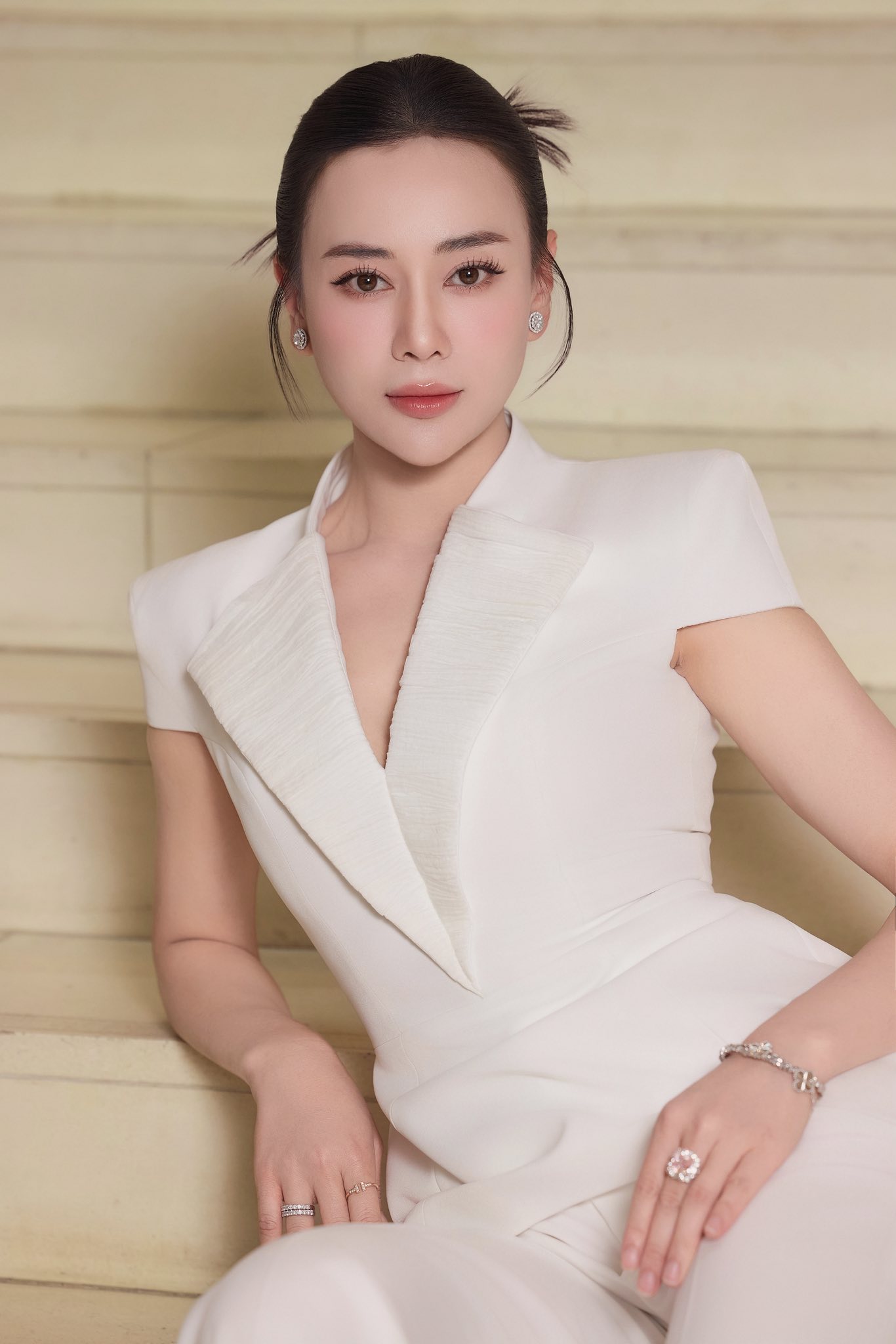 Phương Oanh lập vi bằng bảo vệ hình ảnh