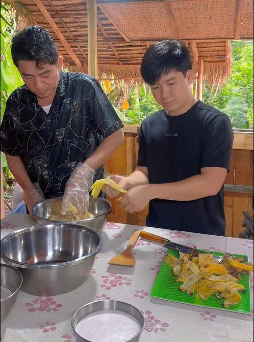 Huỳnh Anh Tuấn tự pha bột bằng tay trái trong video nấu ăn