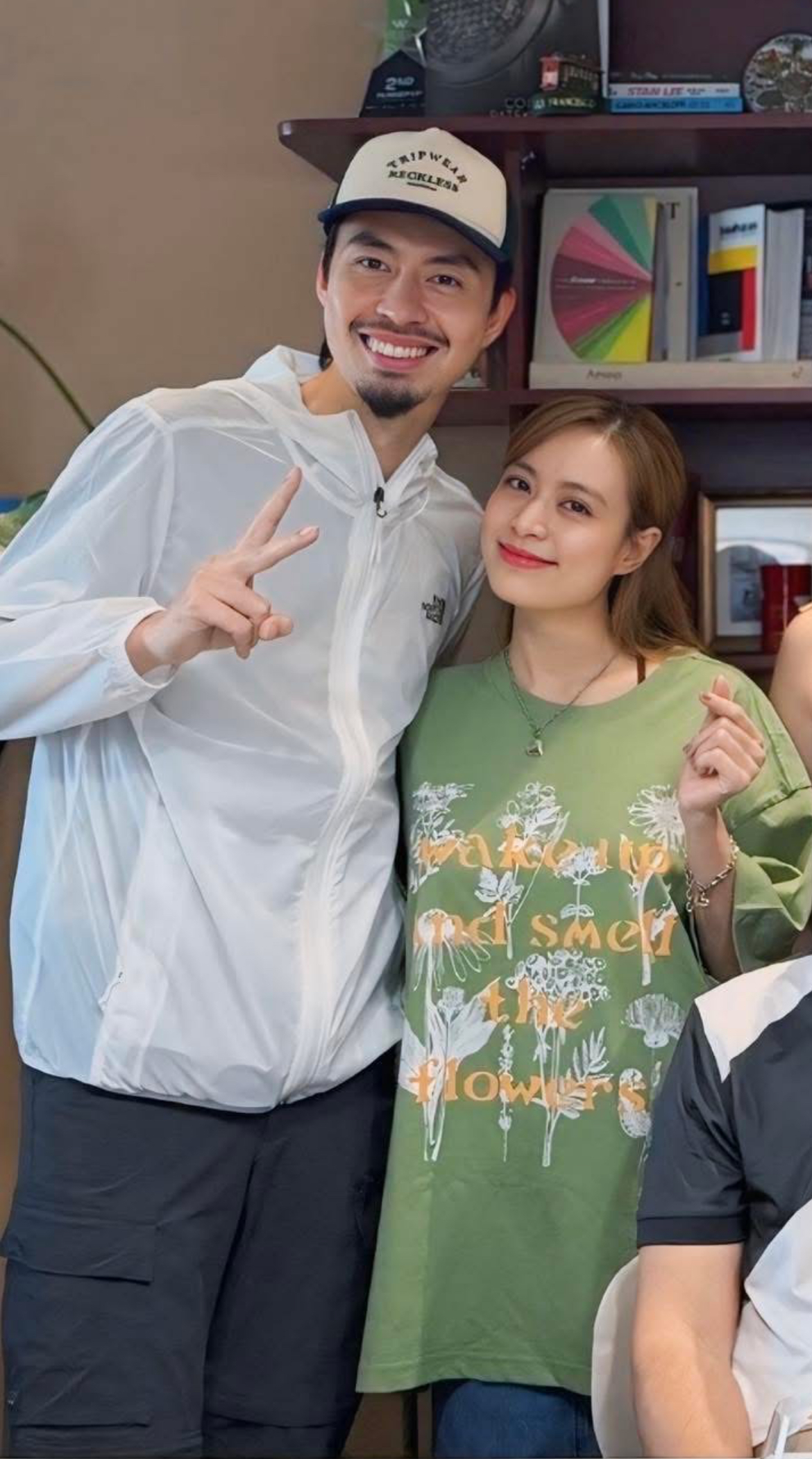 Hoàng Thuỳ Linh ôm Đen Vâu