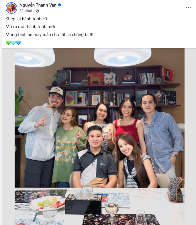 Hoàng Thuỳ Linh và Đen Vâu bên bạn bè