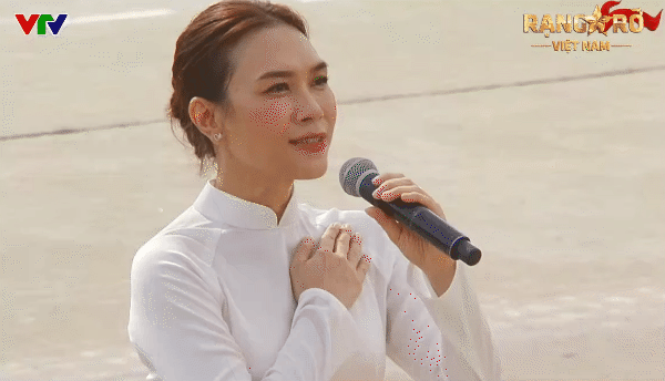 Khoảnh khắc Mỹ Tâm đặt tay lên ngực trái đầy cảm xúc
