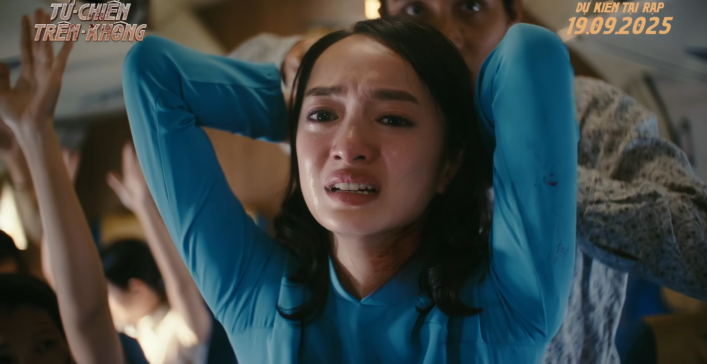 Kaity Nguyễn với đồng phục tiếp viên