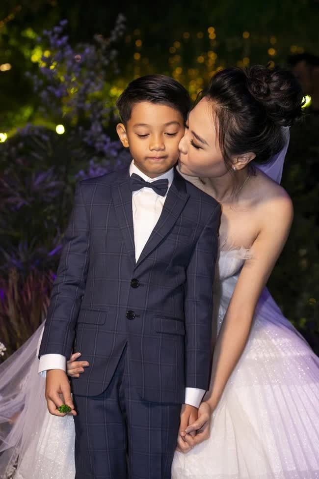 Đàm Thu Trang đồng hành cùng gia đình chồng