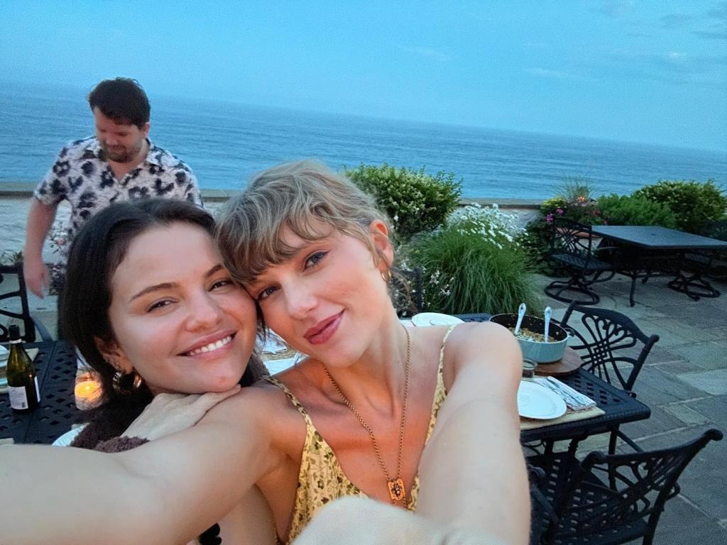 Taylor Swift làm người rải hoa tại đám cưới