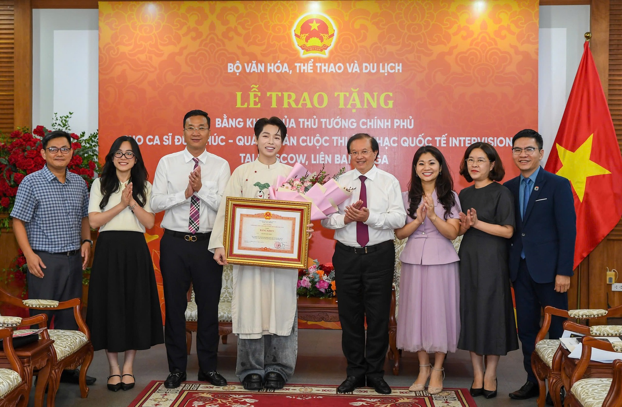 Đức Phúc nhận bằng khen Thủ tướng