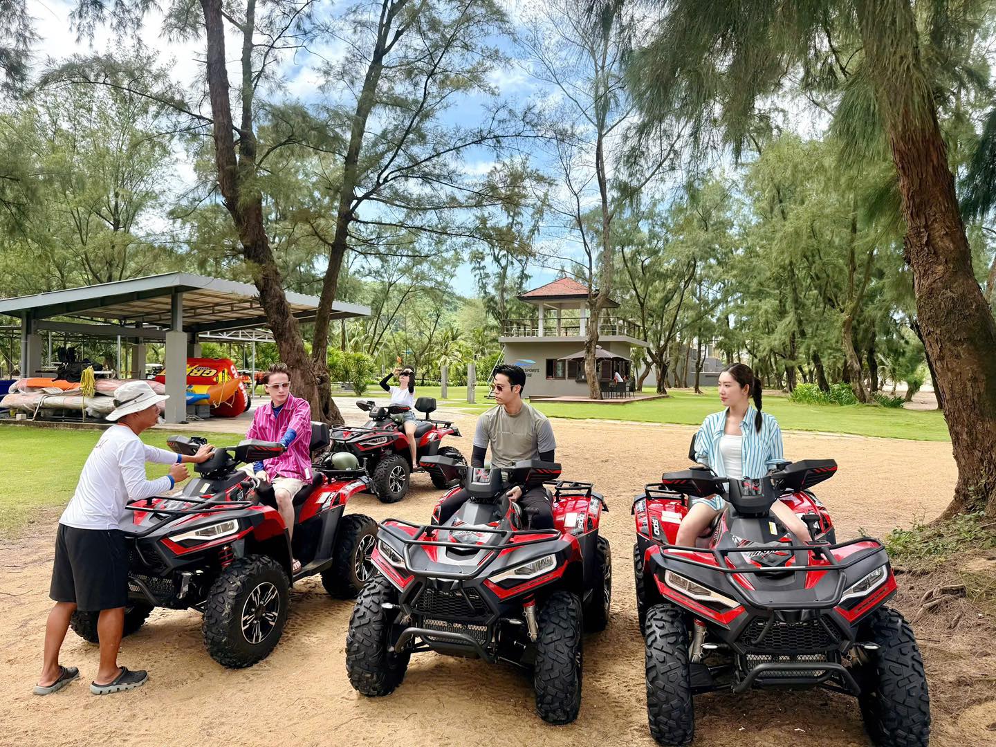 Thúy Ngân vui vẻ cùng bạn bè