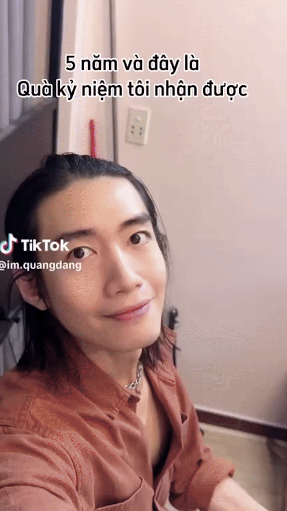 Yee Pink sưu tầm hàng loạt vé xem phim của cặp đôi và dán kín cuốn sổ để gửi tặng cho bạn trai