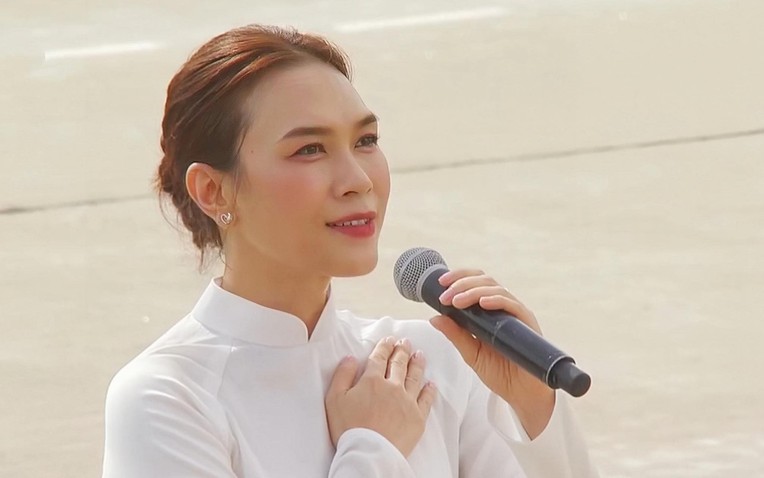 Mỹ Tâm mặc áo dài trắng, không trang điểm dày, biểu diễn ngày 2/9