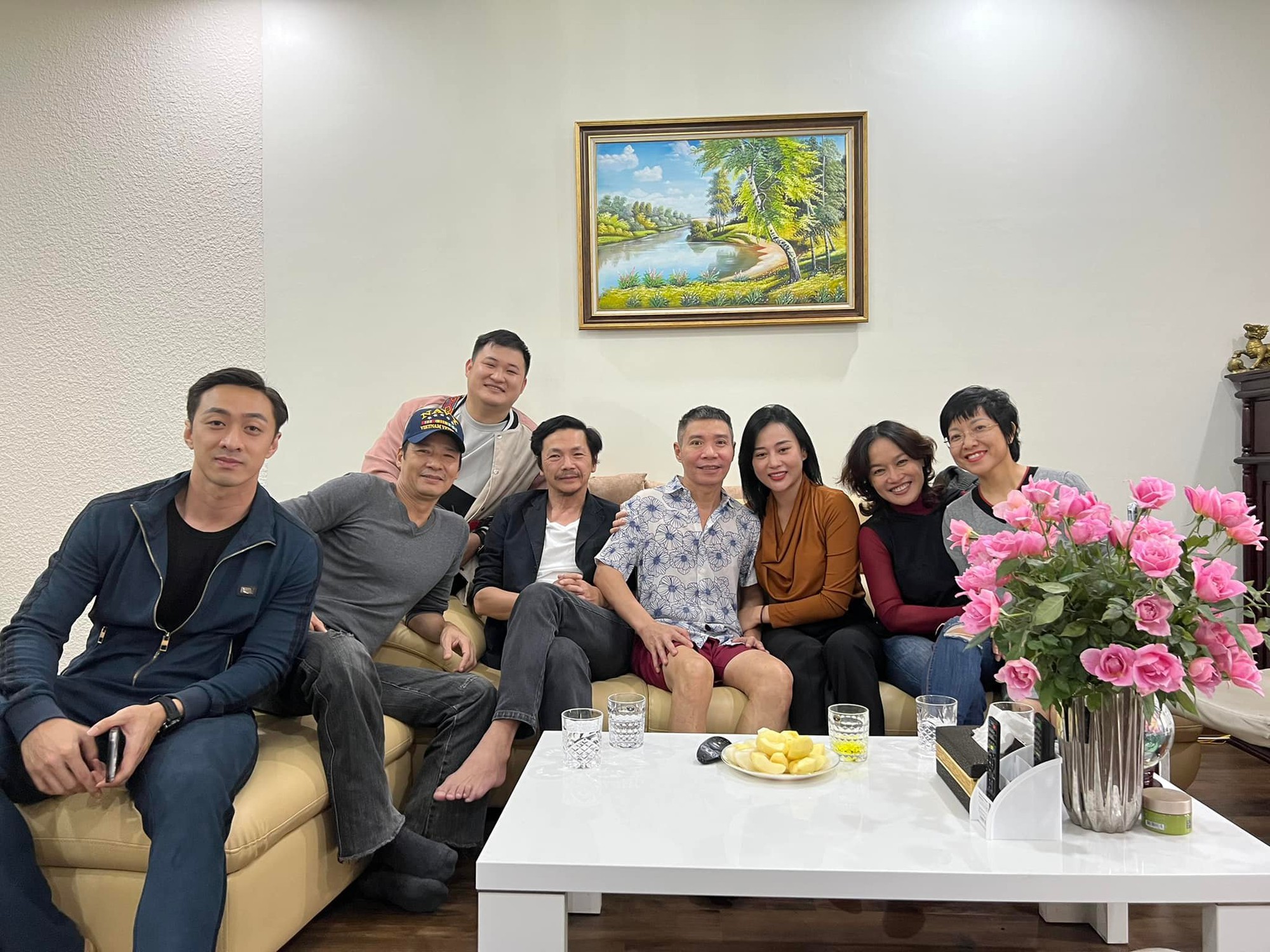 MC Thảo Vân (ngoài cùng bên phải) cùng các nghệ sĩ đến thăm NSND Công Lý