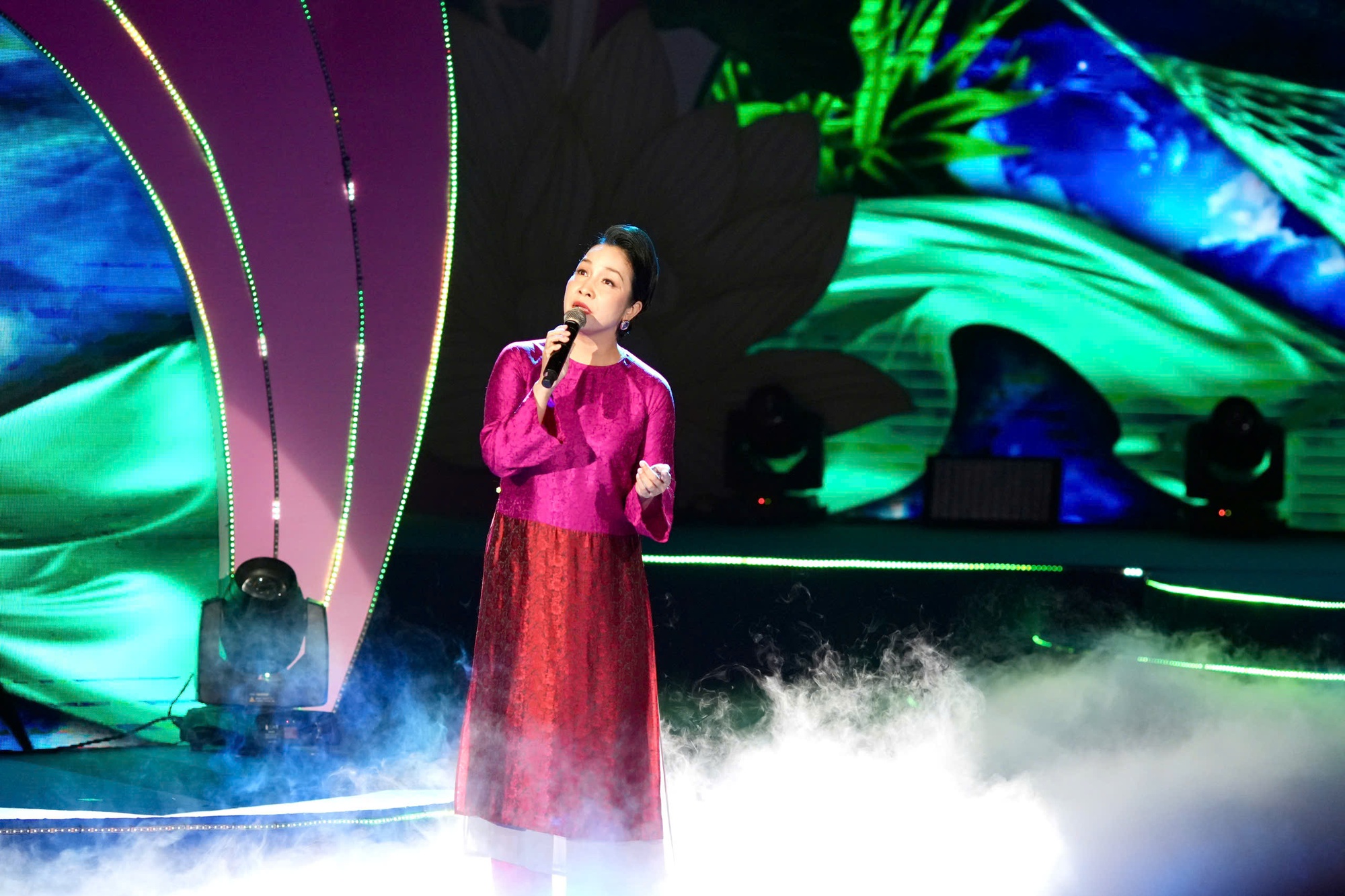 Diva Mỹ Linh biểu diễn trên sân khấu