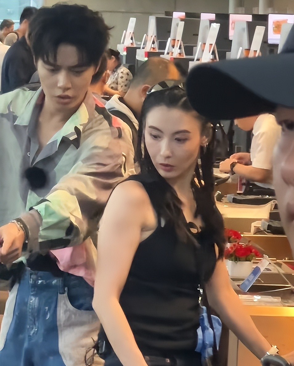 Trương Bá Chi với gương mặt gầy, má hóp